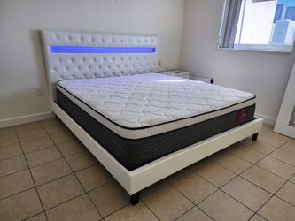 Brand New king led Bed frame (Pillowtop mattręss) /// Cama led king nueva a estrenar
