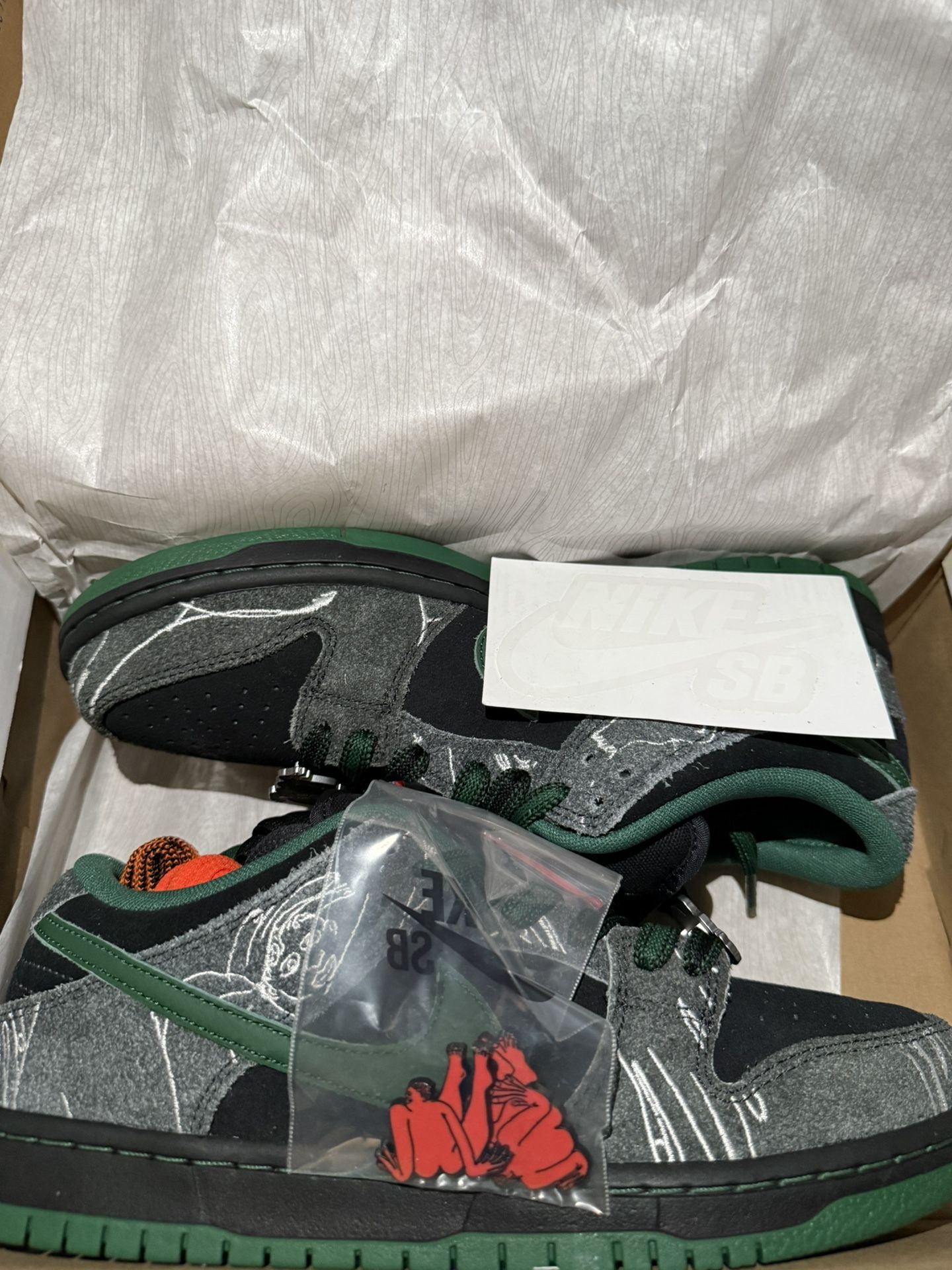 SB DUNKS “THERE” Size 8