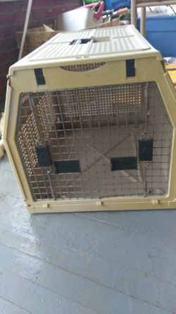 Nice MED SIZE colappsable pet crate