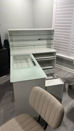Nail salon / Table with chair