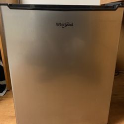 Whirl Pool Mini Refrigerator 
