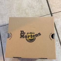 DR MARTENS BOOTS  