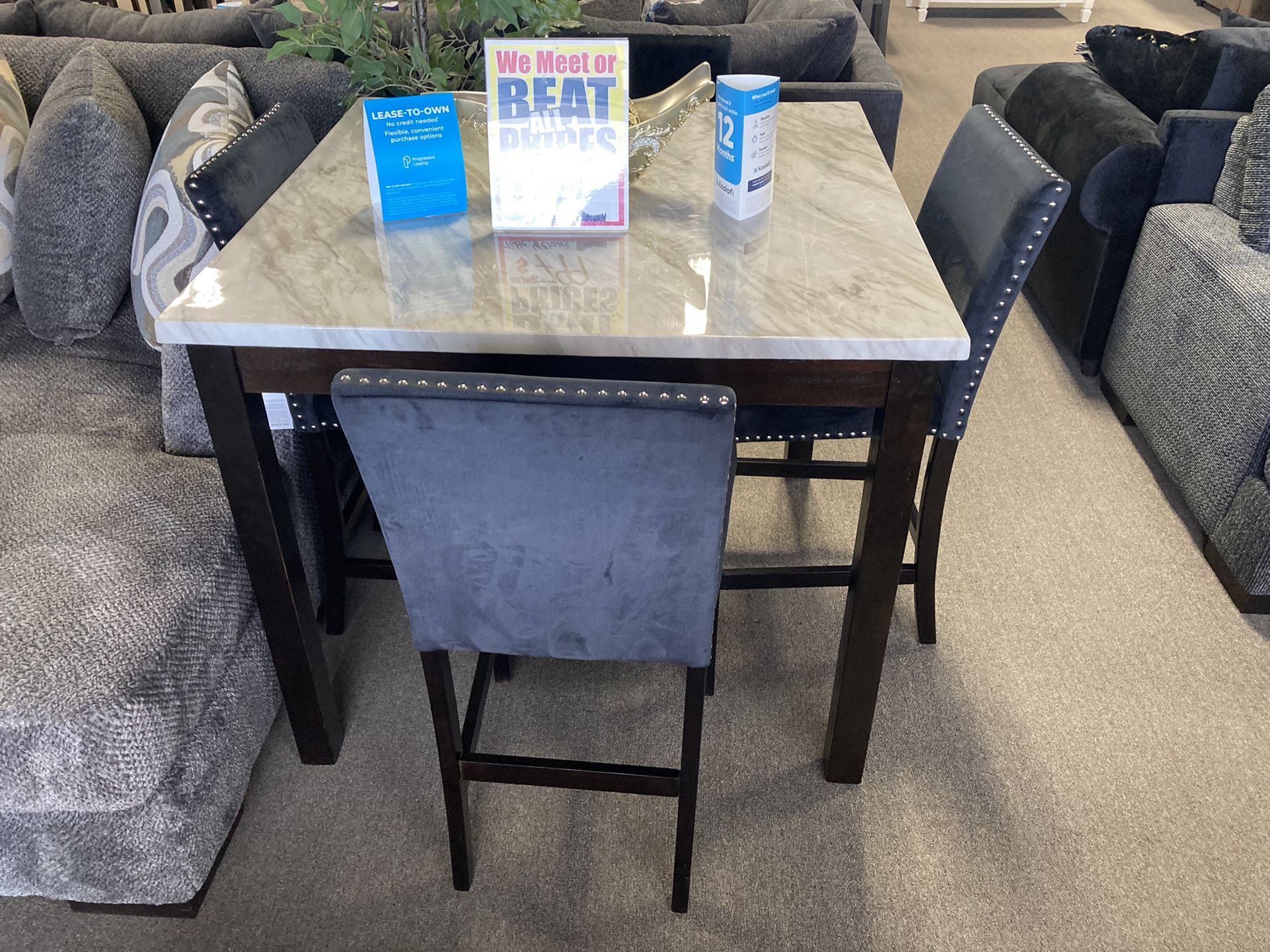 Lovely Dining Set ✨🤍 Easy Financing Available ✨💚 Free Delivery 🚚