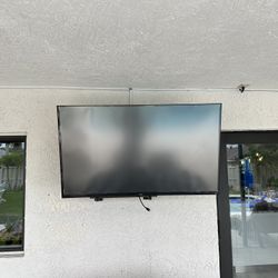 58” Hisense Roku Patio TV With Wall Mount & Glare Protector