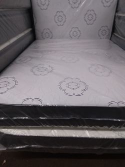 Queen regular mattress boxspring