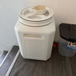 Dog Food Container 40 Lb Capacity 