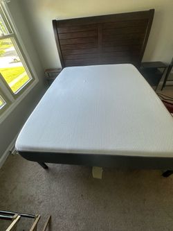Queen Mattress – Like New – 12” Memory Foam