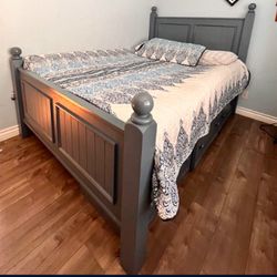 All Wood  Full Bed Set     No Mattress 