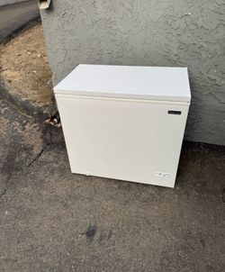 Large deep chest freezer I offer delivery