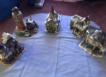 12 Carole Town Christmas Figures And Homes