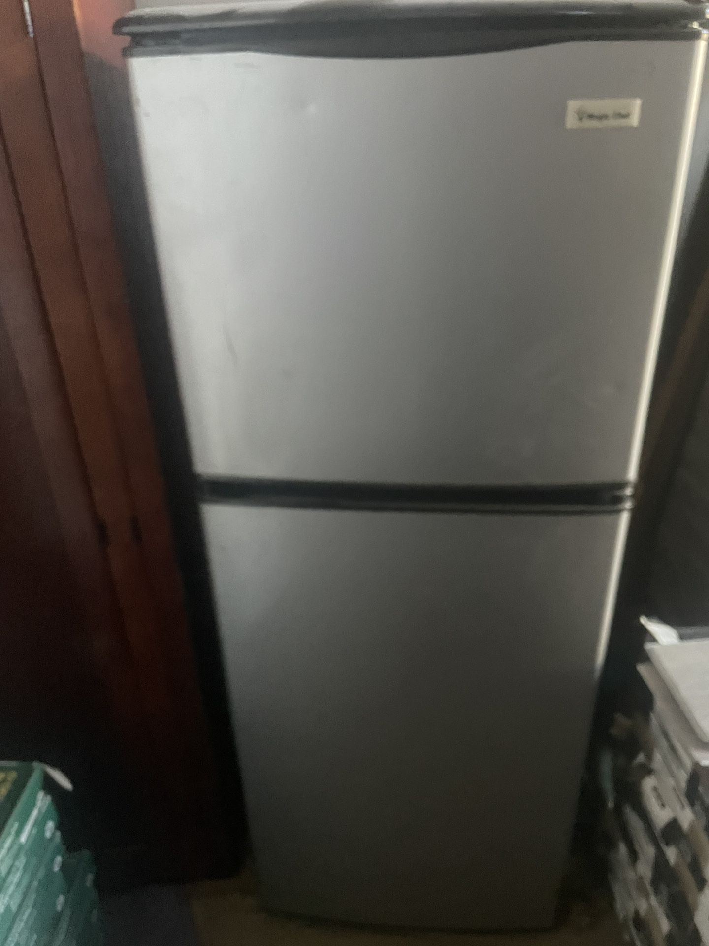 Frig magic chef, mini fridge, 19 x 18 x 49 tall