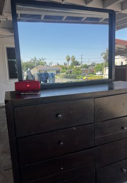 Dresser With Mirror
