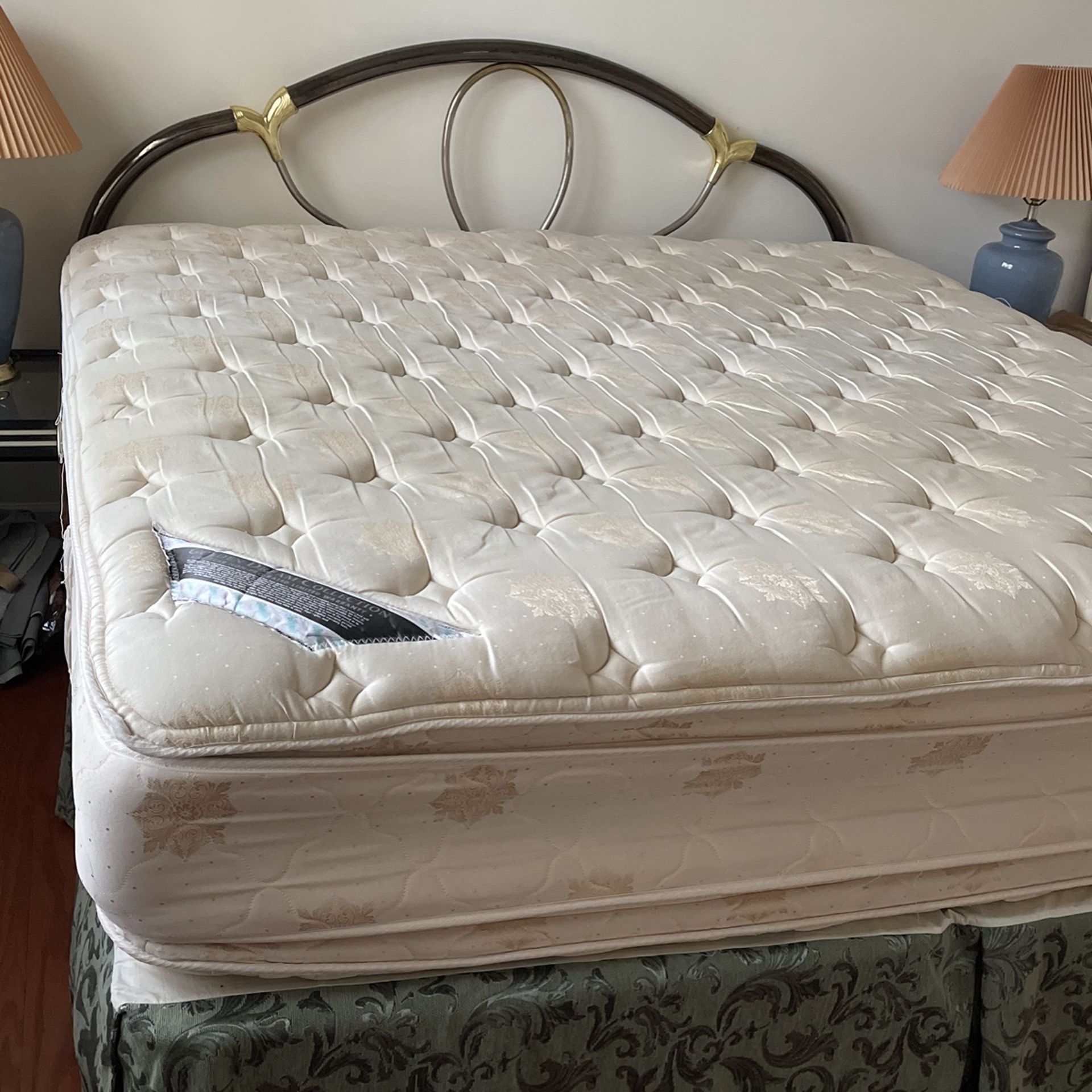 King Size Bed With Mattress for Sale in Lilburn, GA OfferUp