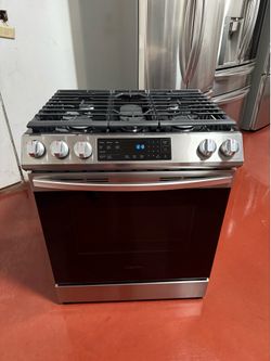 Samsung 5-burner gas stove in very good condition, working perfectly, delivered and installed with a 3-month warranty