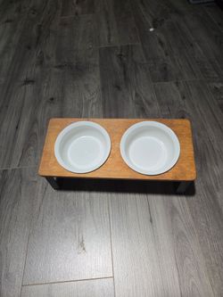 Elevated pet food bowl