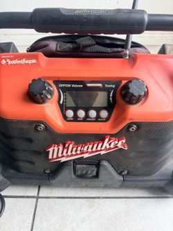 Milwaukee Radio $30  Screen  Damage  But Radio Stii Works