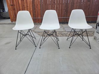 Set of 3 White Shell Chairs with Eiffel Base