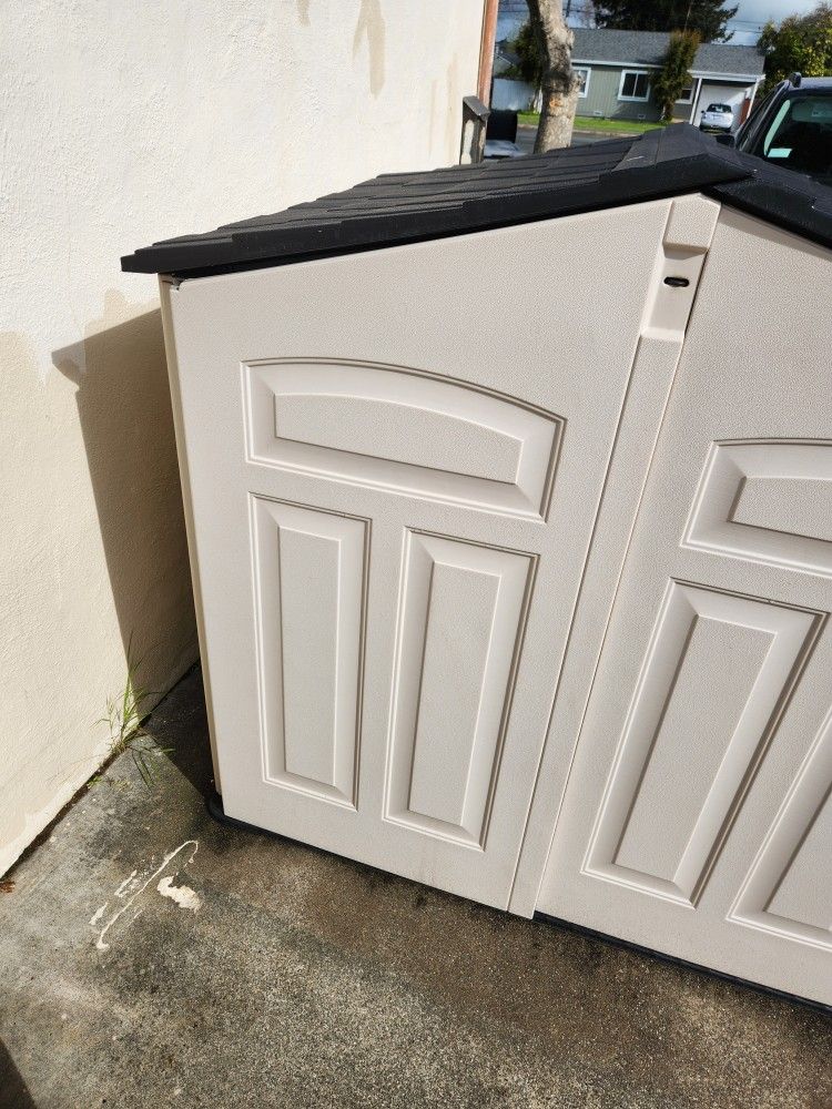 shed black on top and tanish white al around