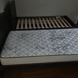 ⭐️⭐️⭐️⭐️⭐️Modern Wood Platform Bed w/ Storage Drawers  (2 Beds Available )  – Great Condition!
