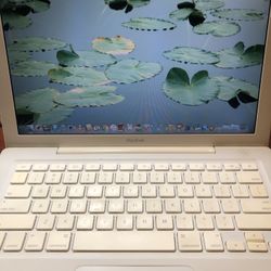 Apple MacBook 2009 Laptop