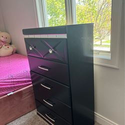 Dresser (girly)