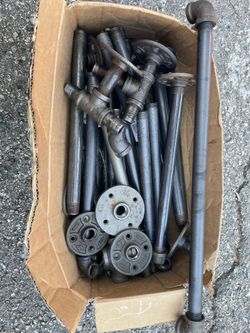 Lot of 1/2 black pipe and fittings