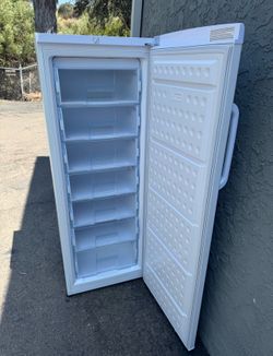 11 cubics household tall upright freezer great for garage