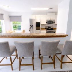 ✨ Elegant Counter-Height Bar Stools – Excellent Condition ✨