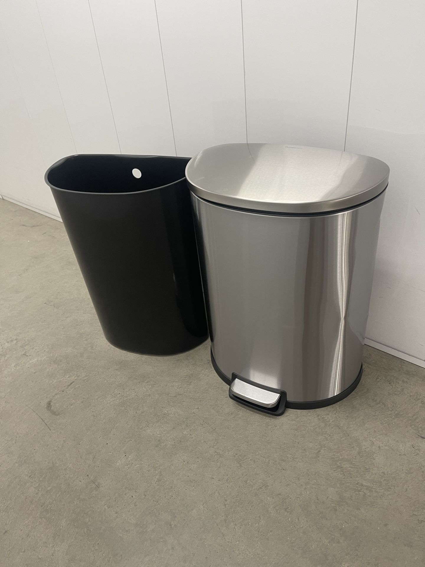 QUALIAZERO 50L/13 Gallon Stainless Steel Trashcan, Soft Close Lid & Smudge-Free Finish, Ideal for Home and Business Use, D Shape (Stainless Steel)