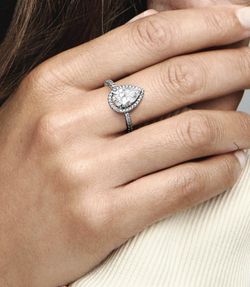 Brand New - Sparkling Pear Halo Ring