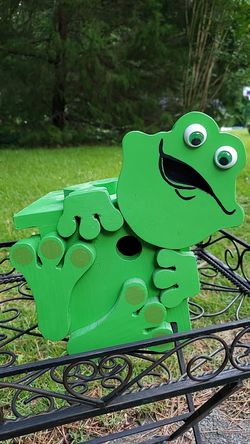 New Hand Made Wooden Frog Birdhouse