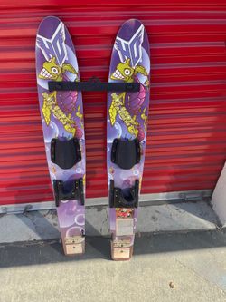 Waterskis