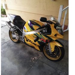 Suzuki RGSX Alstare 750 CC Motorcycle Limited Edition In Wreck For Parts Or Repair