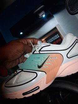 Size 10.5 men nike shoe