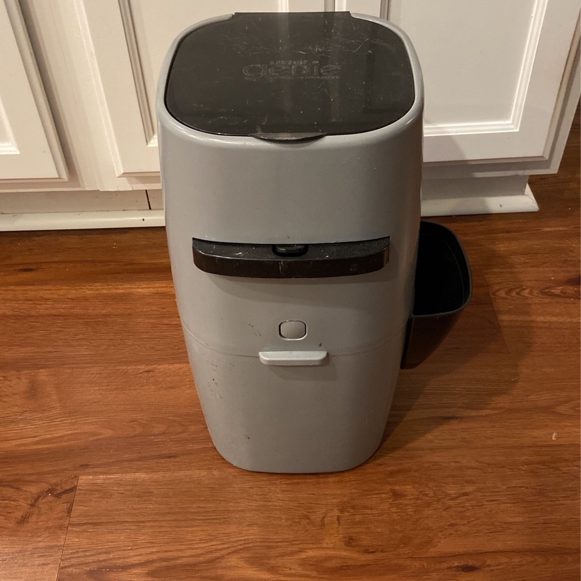 Genie litter box and three packs of disposal bags