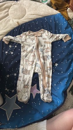 Disney baby Winnie the Pooh Baby Zip-Up Footie Sleeper 0-3 months