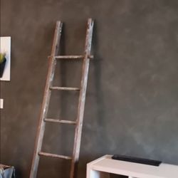 paint splatters from years of use, and original rusted hardware.
Functional Design: Includes the original stabilization notches at both the top and bo