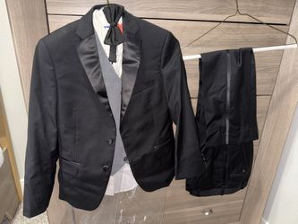 Boys 10/12 Tux W/vest & bow 