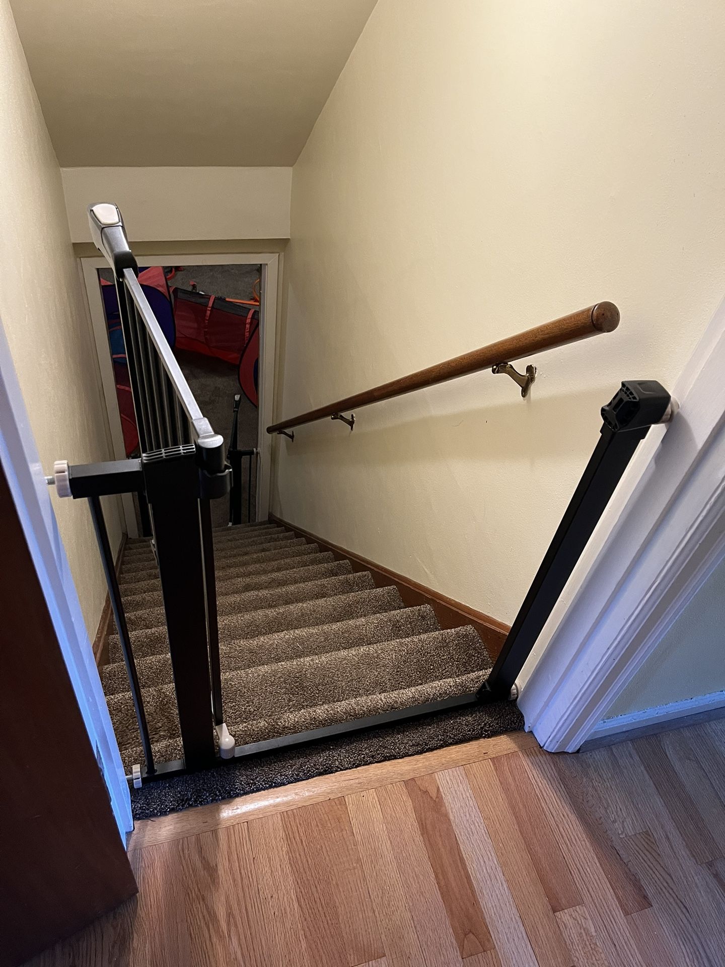 Safety Gate Baby Gate Pet Gate Adjusts Size 27-40 Inch Extra Wide Pressure Mounted Dog Relago Stairs