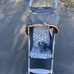FOLDABLE BABY STROLLER WITH BRAKES,SEAT BELT,CANOPY:LIKE NEW CONDITION