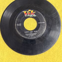 This item is a vintage "Cerca Del Mar" 7" vinyl single by Trio "Los Dandys", released on the Vik record label.  Artist: Trio "Los Dandys" Song Title: 