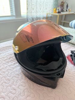 Casco con fibra de carbono