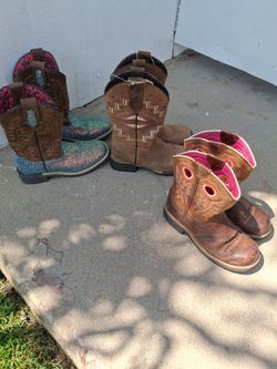 Botas de nina size 2 $15 cada par presio firme