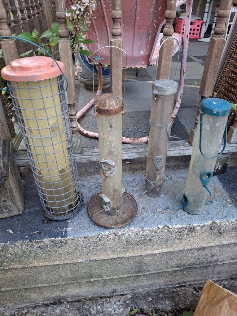 Free Bird Feeders