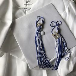 Graduation Cap & Gown 👩🏻‍🎓 🎓 