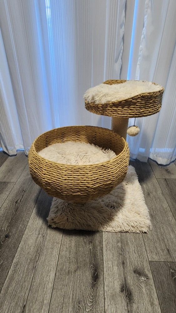 Small Wicker Rattan Cat Tree With Faux Fur Bedding
