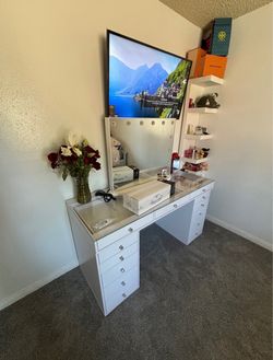 White Makeup Vanity Table with Hollywood Mirror IMPRESSIONS VANITY