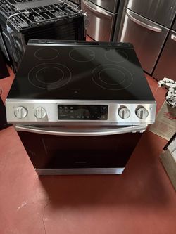 Samsung electric stove ⚡️ with four burners in perfect working condition. We offer home delivery, installation, and a 3-month warranty.