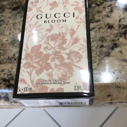 Gucci Parfum https://offerup.com/redirect/?o=Qmxvb20uTmV3
