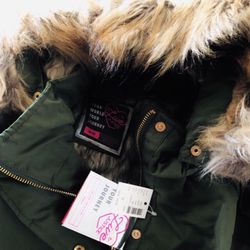 Súper cute the Parka Jacket. Size 18/20 in girls, (like a medium, size 8) in woman’s, super cute!! Made with great material, compared to other brands 